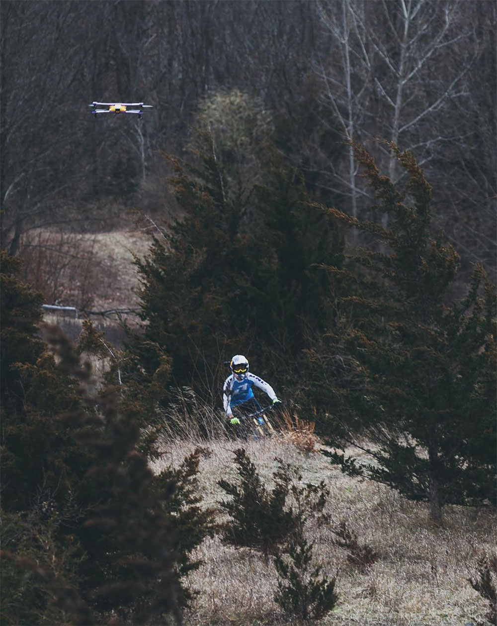 Drone suiveur AirDog pour filmer vos rides en Cafe Racer en parfaite  autonomie.