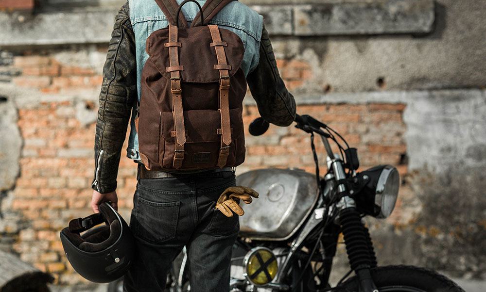 Découvrez le sac à dos moto Wolfpack par Longride, idéal pour Cafe racer