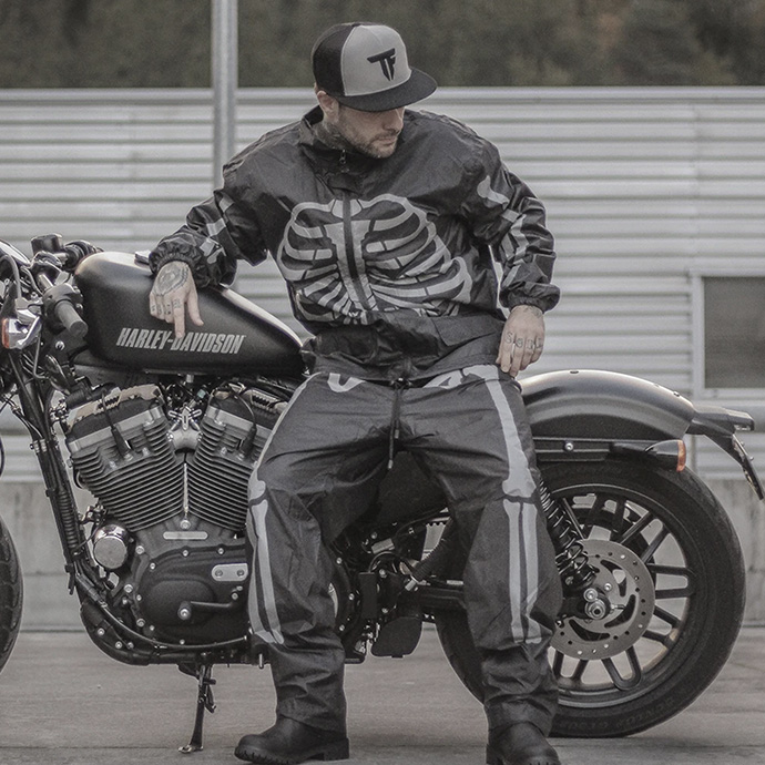 Découvrir la veste moto pluie “Day of the dead“ par Fuel Motorcycles