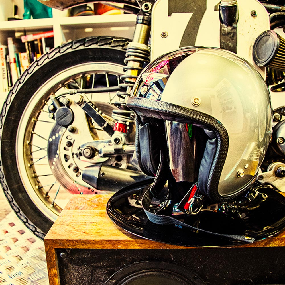 Les meilleurs support de casque moto & porte casque - Moto cafe racer