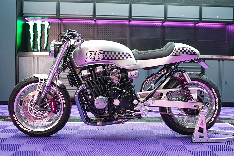 ホンダ CB 750 HONDA CB 750 JOE BAR TEAM Honda CB750 : JeremMotorcycles revisite une icône dans un esprit